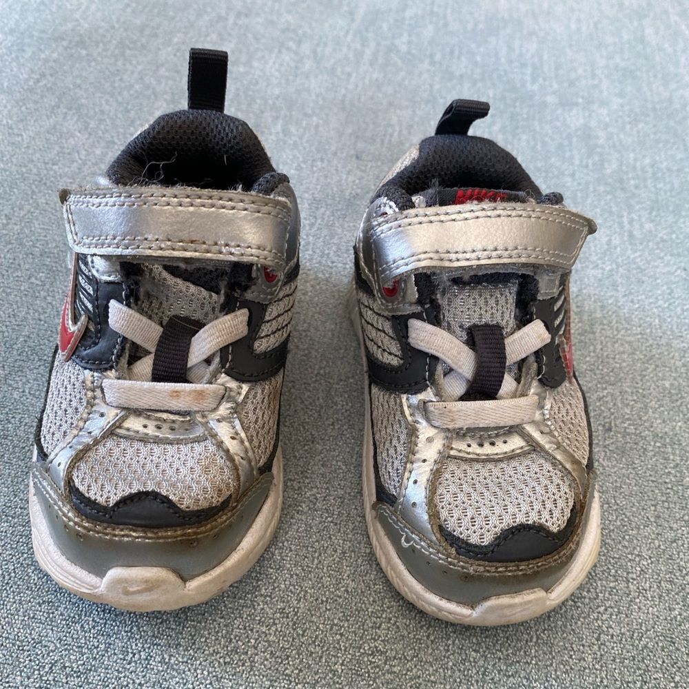 Nike Toddler Sneaker White & Black Size 5